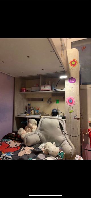 Litera alta con escalera estantes y mesa