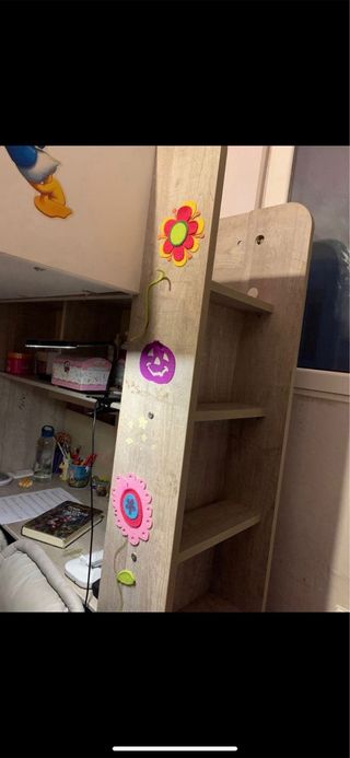 Litera alta con escalera estantes y mesa