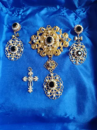 Aderezo dorado con perlas y cristal negro