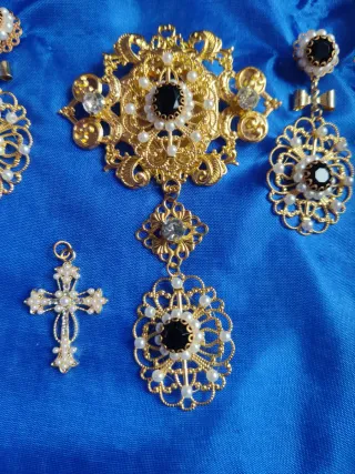 Aderezo dorado con perlas y cristal negro