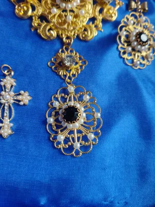 Aderezo dorado con perlas y cristal negro