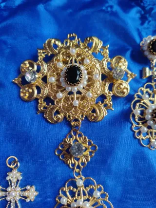 Aderezo dorado con perlas y cristal negro