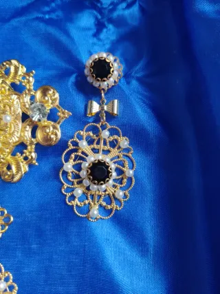 Aderezo dorado con perlas y cristal negro