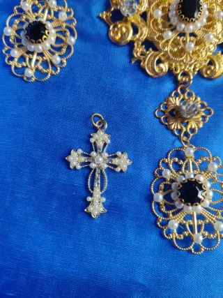 Aderezo dorado con perlas y cristal negro