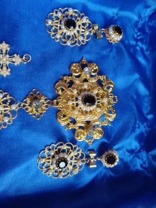 Aderezo dorado con perlas y cristal negro