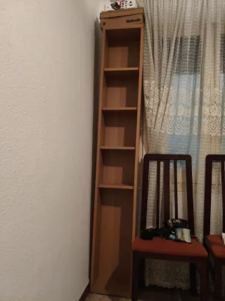 Estantería de madera estrecha