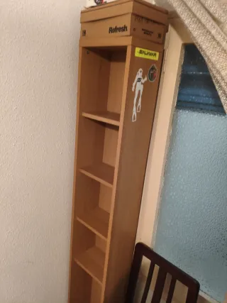 Estantería de madera estrecha