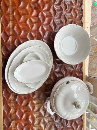 Sopera y vajilla blanca y dorada