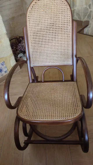 2 Dondoli in rattan e legno. Prezzo per unità.