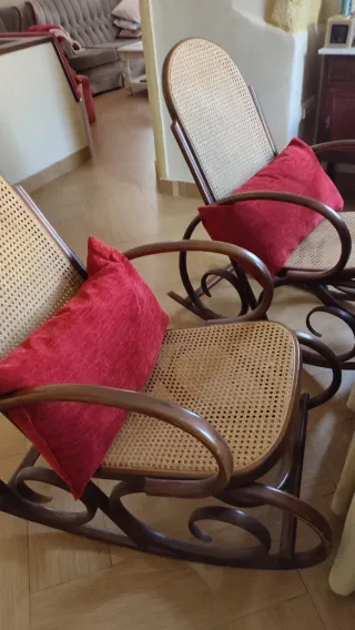 2 Dondoli in rattan e legno. Prezzo per unità.