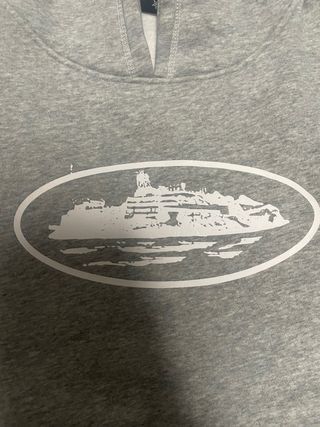 Sudadera gris marca corteiz