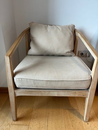Silla de madera y ratán y taburete reposapies