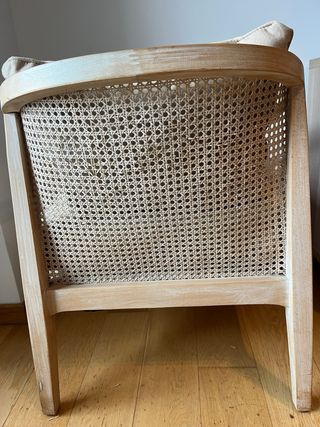 Silla de madera y ratán y taburete reposapies