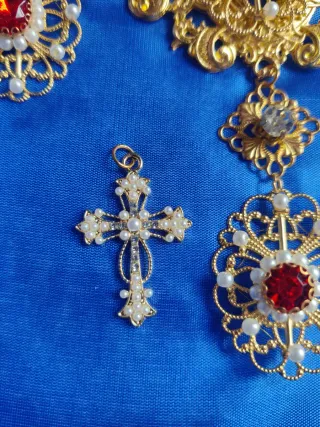 Aderezo dorado con perlas y cristales rojos