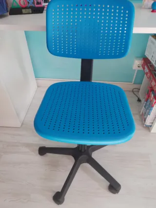 Silla de escritorio juvenil azul y negra