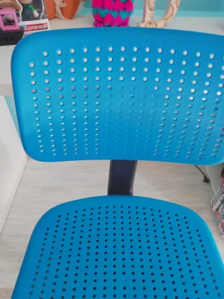 Silla de escritorio juvenil azul y negra