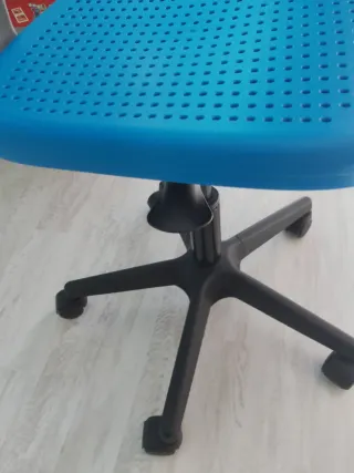 Silla de escritorio juvenil azul y negra