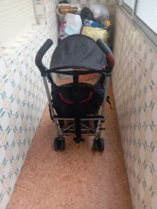 Cochecito de bebé rojo y negro