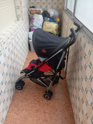 Cochecito de bebé rojo y negro