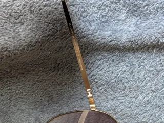 Gafas de sol Hawkers de montura metálica dorada.