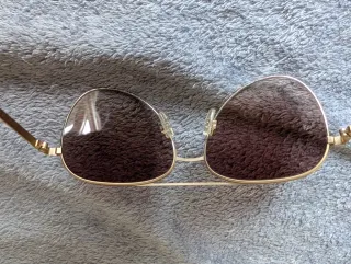 Gafas de sol Hawkers de montura metálica dorada.