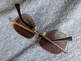 Gafas de sol Hawkers de montura metálica dorada.