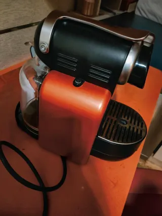 Cafetera Nespresso DeLonghi Roja