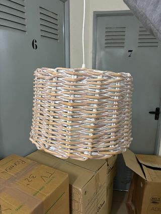 Lámpara de techo de mimbre y madera