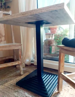 Mesa de comedor moderna madera y metal