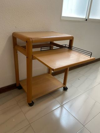 Mesa auxiliar con ruedas