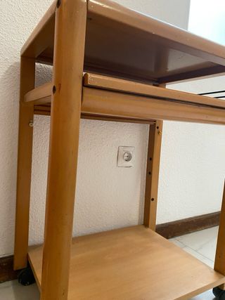 Mesa auxiliar con ruedas