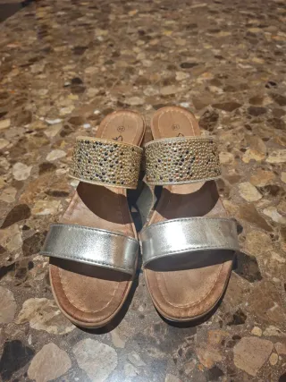 Sandalias cuña doradas y plateadas talla 38