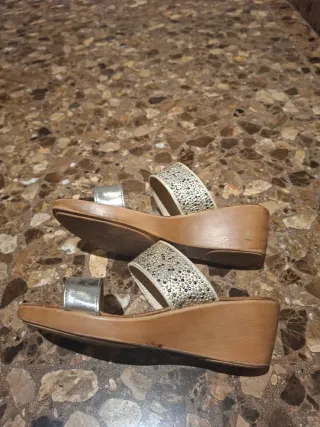 Sandalias cuña doradas y plateadas talla 38