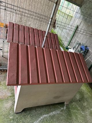 Caseta grande hormigón tejado rojo