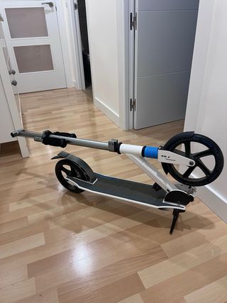 Patinete plegable blanco y azul