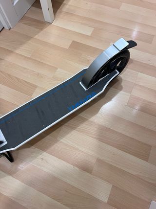 Patinete plegable blanco y azul