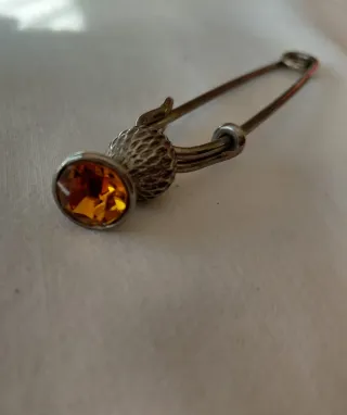 Spilla con brillantino color ambra