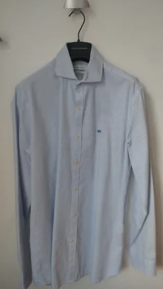 Camisa azul con microestampado