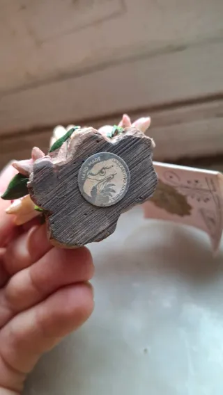 Fata dei fiori seduta sulla luna