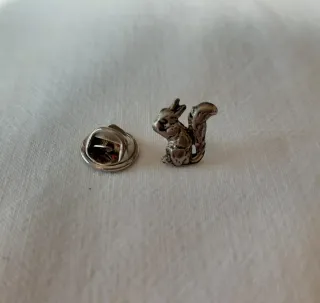 Spilla a forma di scoiattolo