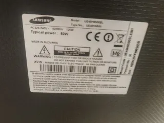 Samsung 40 TV con focos en pantalla