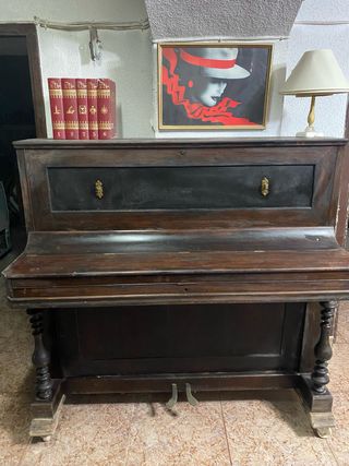 Piano antiguo de madera. Funciona perfectamente..