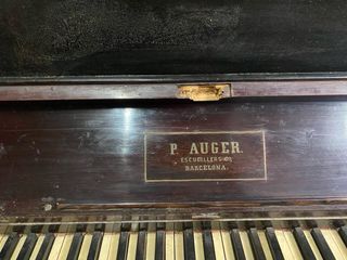 Piano antiguo de madera. Funciona perfectamente..