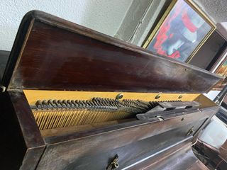 Piano antiguo de madera. Funciona perfectamente..