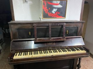 Piano antiguo de madera. Funciona perfectamente..