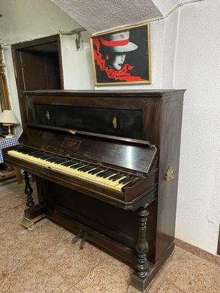 Piano antiguo de madera. Funciona perfectamente..