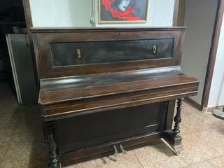 Piano antiguo de madera. Funciona perfectamente..