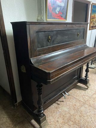 Piano antiguo de madera. Funciona perfectamente..