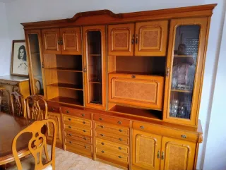 Mueble de madera con vitrina