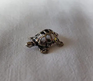 Tartaruga in miniatura metallica